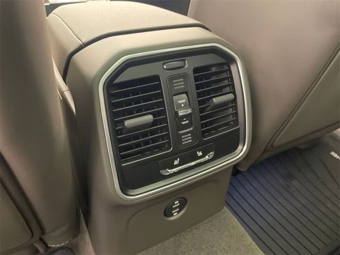 New 2026 Porsche Macan image 16