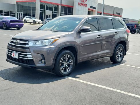 Certified 2018 Toyota Highlander Plus w/ Carpet Mat Package (TMS) AWD/4WD image 3