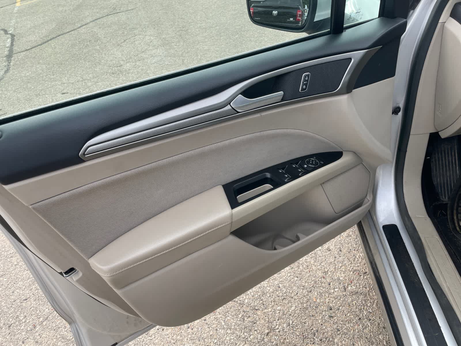 Used 2017 Ford Fusion SE FWD image 10