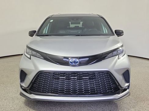 Used 2025 Toyota Sienna XSE w/ XSE Premium Package FWD image 3