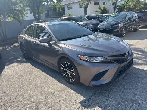 Used 2020 Toyota Camry SE image 3