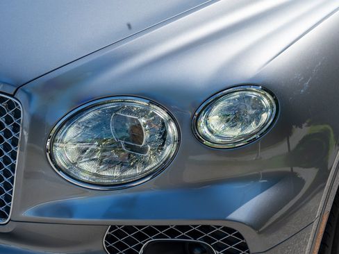 Used 2023 Bentley Bentayga AWD/4WD image 4
