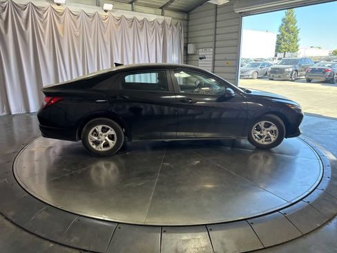 Used 2023 Hyundai Elantra SE FWD image 4
