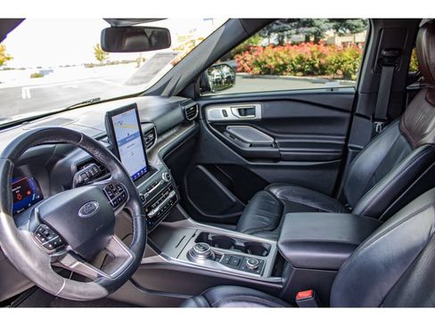 Used 2020 Ford Explorer Platinum w/ Premium Technology Package AWD/4WD image 32