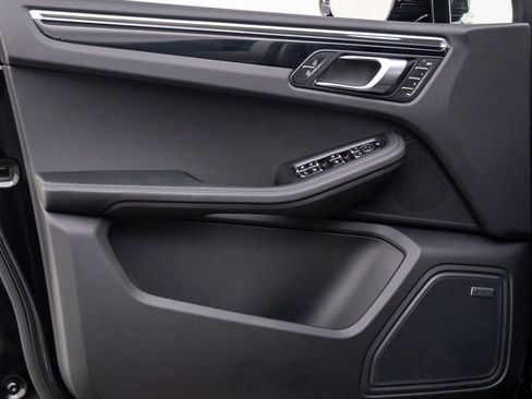Certified 2025 Porsche Macan image 14