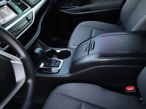 Used 2017 Toyota Highlander LE image 32