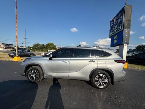 Used 2021 Toyota Highlander XLE FWD image 7
