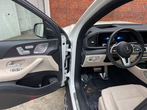 Used 2023 Mercedes-Benz GLS 580 4MATIC image 9
