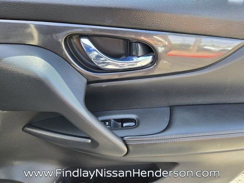 Used 2017 Nissan Rogue S AWD/4WD image 18