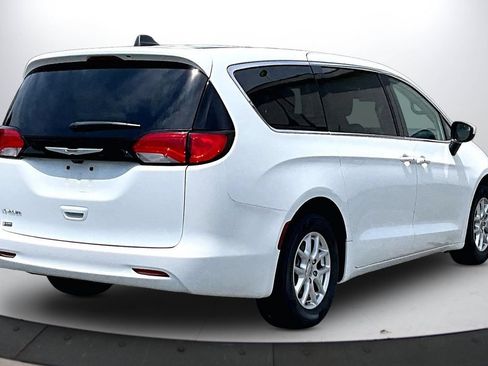 Certified 2023 Chrysler Voyager LX FWD image 9