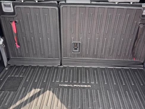 Used 2023 Toyota Highlander Limited FWD image 16