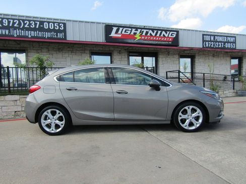 Used 2017 Chevrolet Cruze Premier w/ Enhanced Convenience Package FWD image 5
