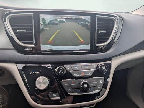 Used 2023 Chrysler Pacifica Touring-L FWD image 22