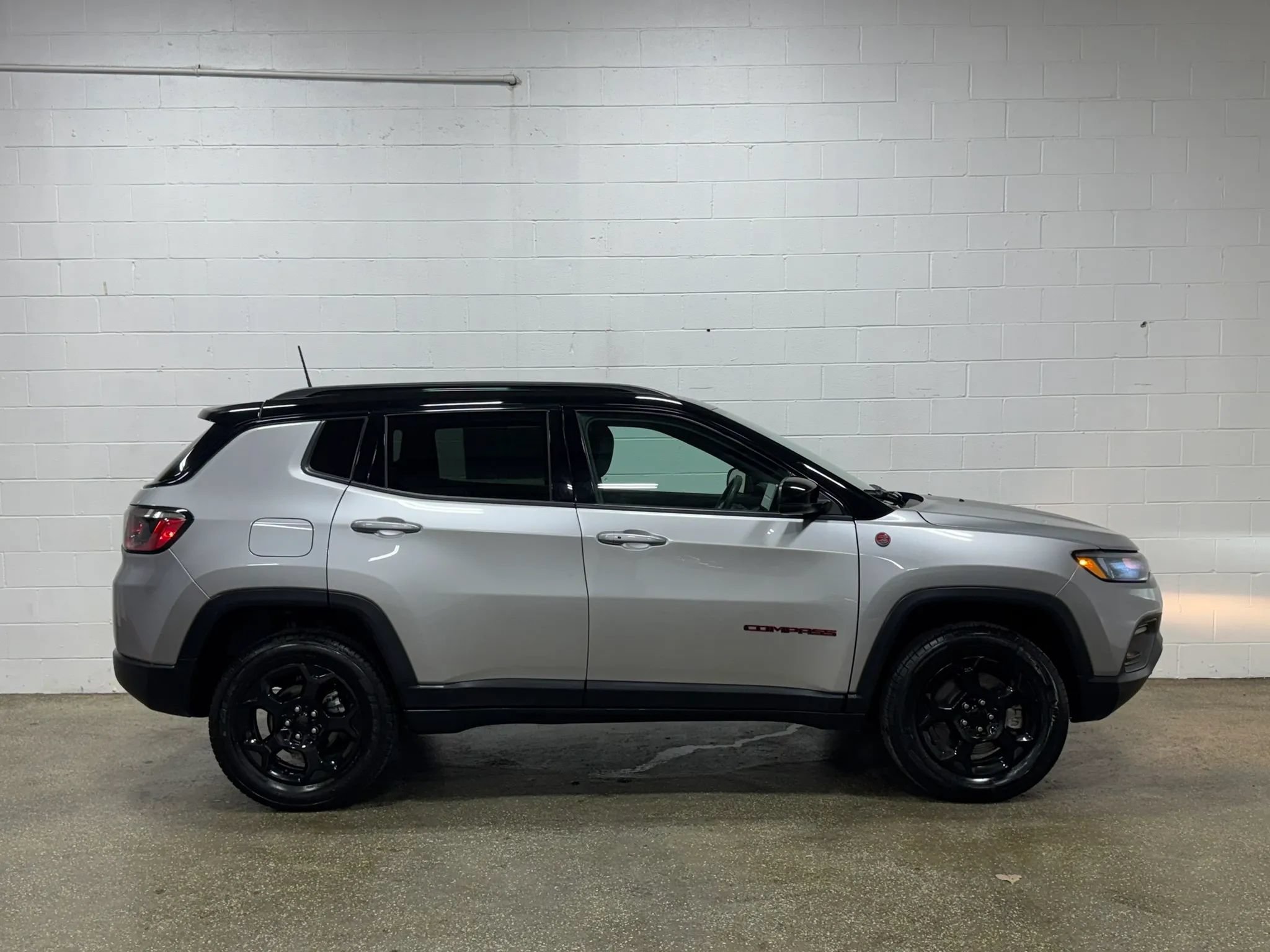 Used 2023 Jeep Compass Trailhawk AWD/4WD image 2