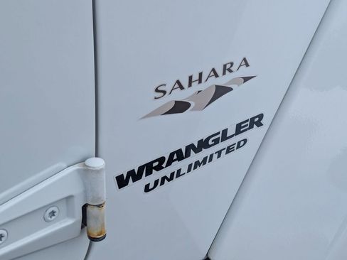 Used 2017 Jeep Wrangler Unlimited Sahara w/ Connectivity Group image 26