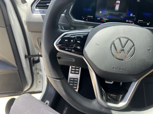 Used 2022 Volkswagen Tiguan SE R-Line FWD image 17