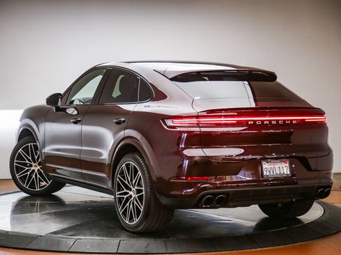 Certified 2025 Porsche Cayenne Coupe AWD/4WD image 3