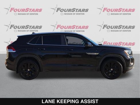 Used 2024 Volkswagen Atlas Cross Sport SE w/ Panoramic Sunroof Package FWD image 3