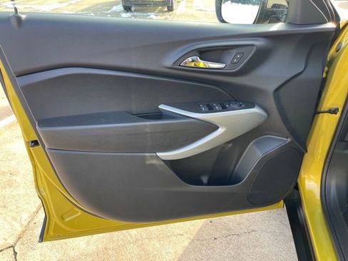 Used 2025 Chevrolet Trax RS w/ Sunroof Package image 22