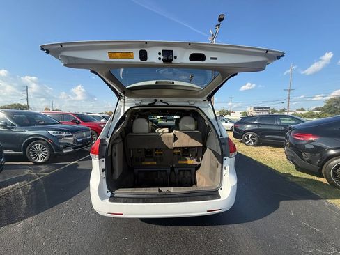 Used 2014 Toyota Sienna XLE FWD image 5