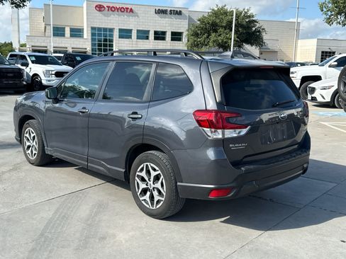 Used 2022 Subaru Forester Premium AWD/4WD image 3