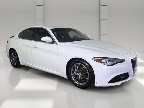 Used 2020 Alfa Romeo Giulia RWD image 2