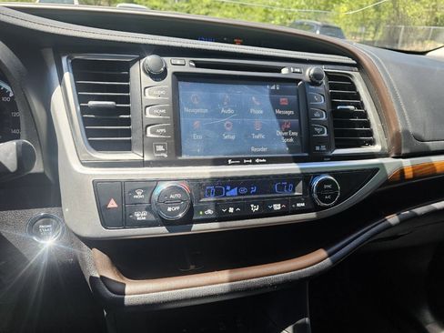 Used 2019 Toyota Highlander Limited Platinum AWD/4WD image 17