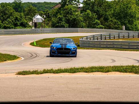 Used 2021 Ford Mustang Shelby GT500 w/ Carbon Fiber Track Pack RWD image 8