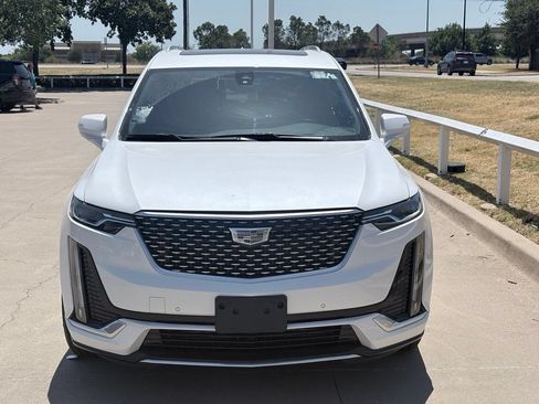 Used 2025 Cadillac XT6 Luxury FWD image 2