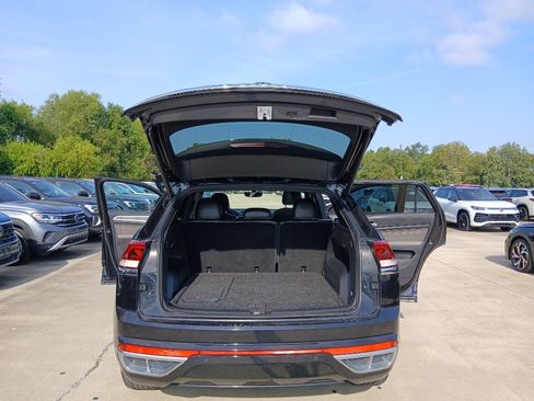 Used 2021 Volkswagen Atlas Cross Sport SE w/ Panoramic Sunroof Package FWD image 22