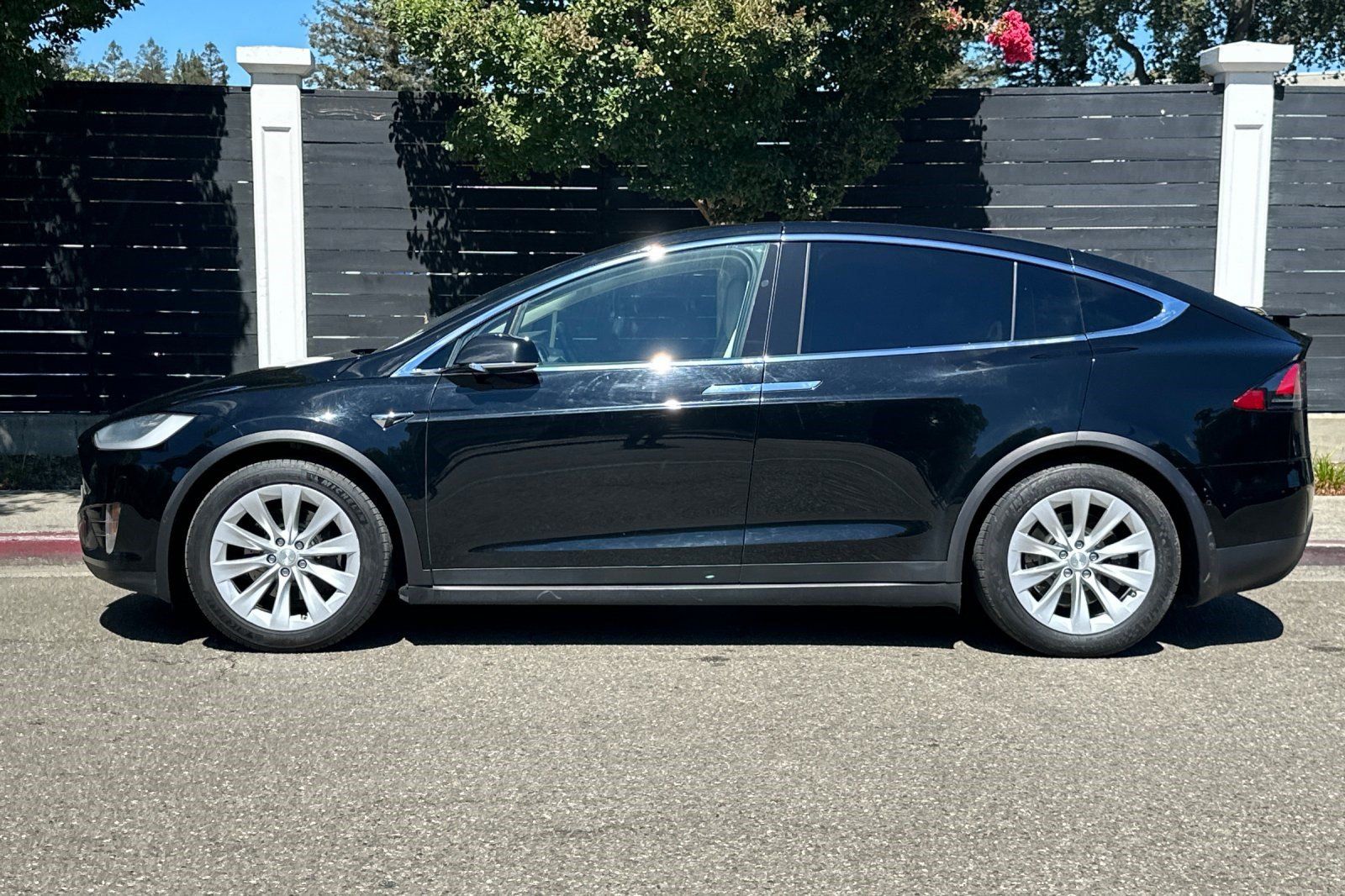 Used 2018 Tesla Model X 75D AWD/4WD image 2