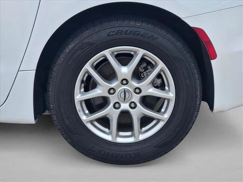 Used 2023 Chrysler Pacifica Touring-L image 14