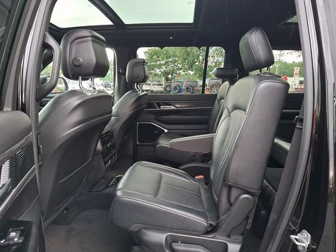 Certified 2022 Jeep Wagoneer Series III w/ Premium Group I AWD/4WD image 10
