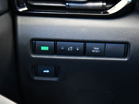 Used 2025 Nissan Sentra SV image 28