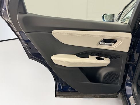 Used 2024 Nissan Ariya AWD image 28