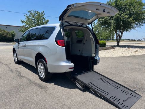 Used 2022 Chrysler Voyager LX FWD image 1