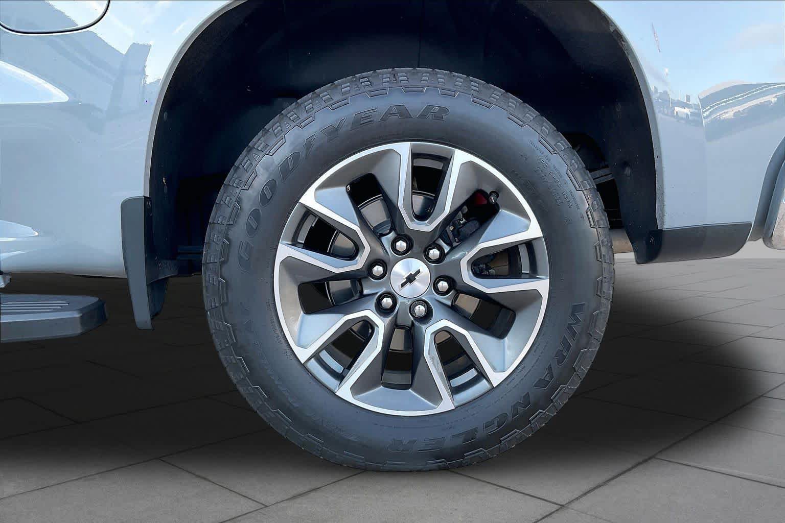 Used 2024 Chevrolet Silverado 1500 LT w/ Z71 Off-Road Package AWD/4WD image 11