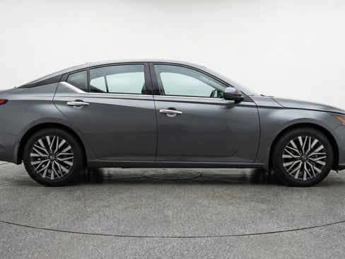 Used 2025 Nissan Altima 2.5 SV image 11