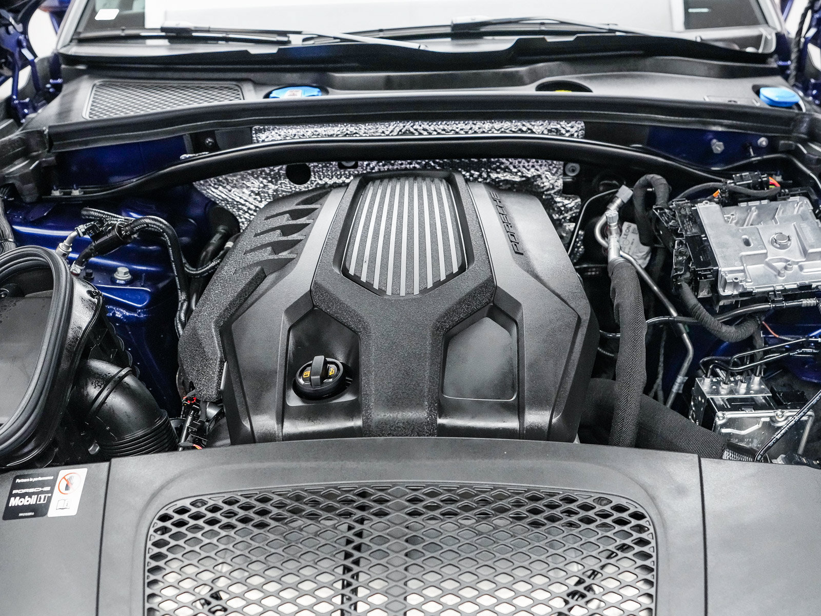 Certified 2026 Porsche Macan AWD/4WD image 28
