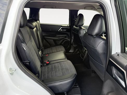 Used 2024 Mitsubishi Outlander SE image 18