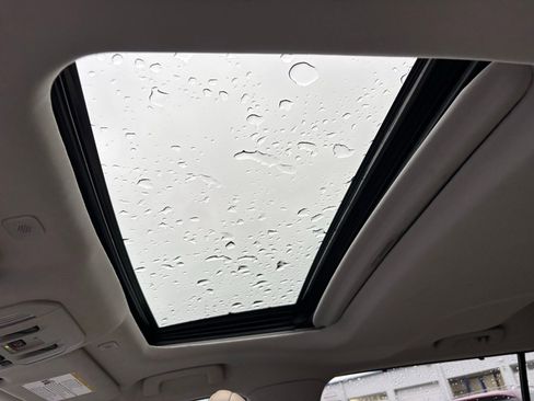 Used 2025 Toyota Highlander XLE image 11