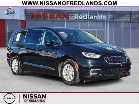 Used 2024 Chrysler Pacifica Touring-L image 1
