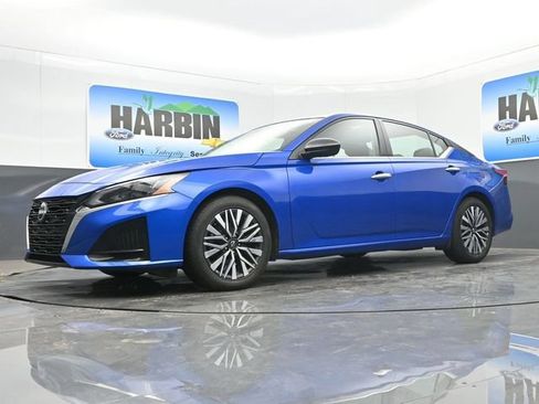 Used 2025 Nissan Altima 2.5 SV FWD image 18
