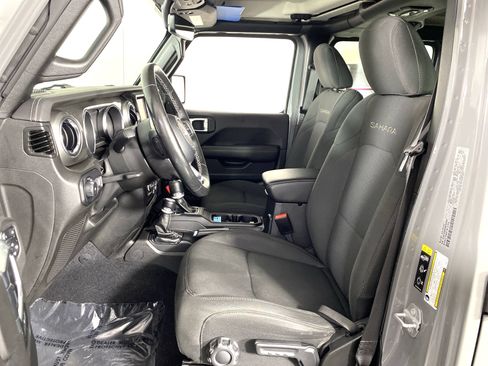 Used 2022 Jeep Wrangler Unlimited Sahara w/ Cold Weather Group AWD/4WD image 16