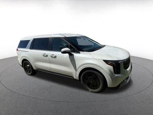 Used 2026 Kia Carnival FWD image 2