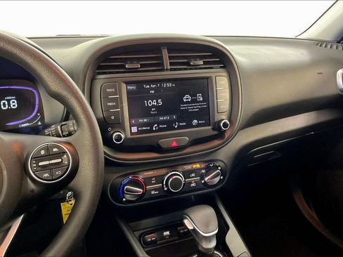 Used 2025 Kia Soul LX FWD image 9