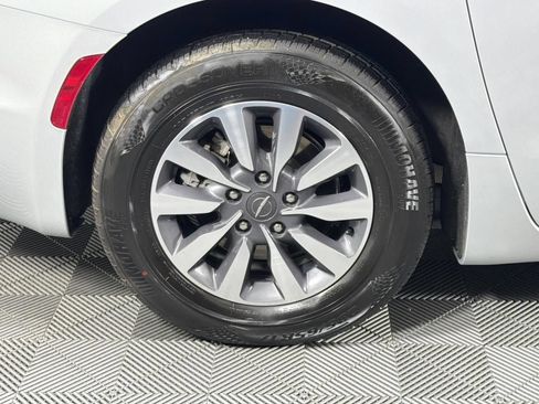 Used 2024 Chrysler Pacifica Limited FWD image 29
