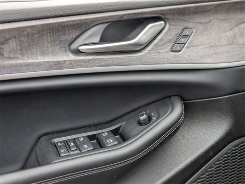 Used 2024 Jeep Grand Cherokee L Limited w/ Luxury Tech Group II image 16