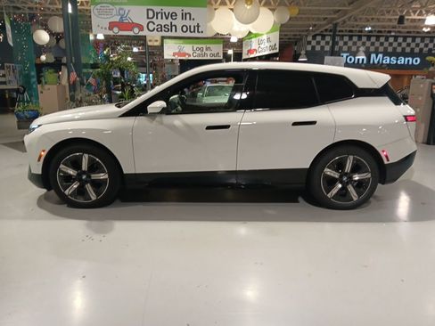 Used 2024 BMW iX xDrive50 w/ Premium Package AWD/4WD image 16