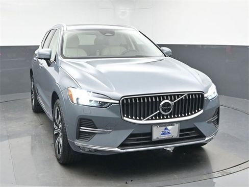 Used 2022 Volvo XC60 B6 Inscription w/ Advanced Package image 2